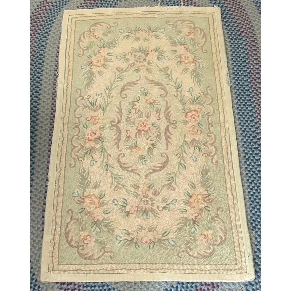Vintage Hooked Rug, Good Condition,‎ Pretty Floral Design 35